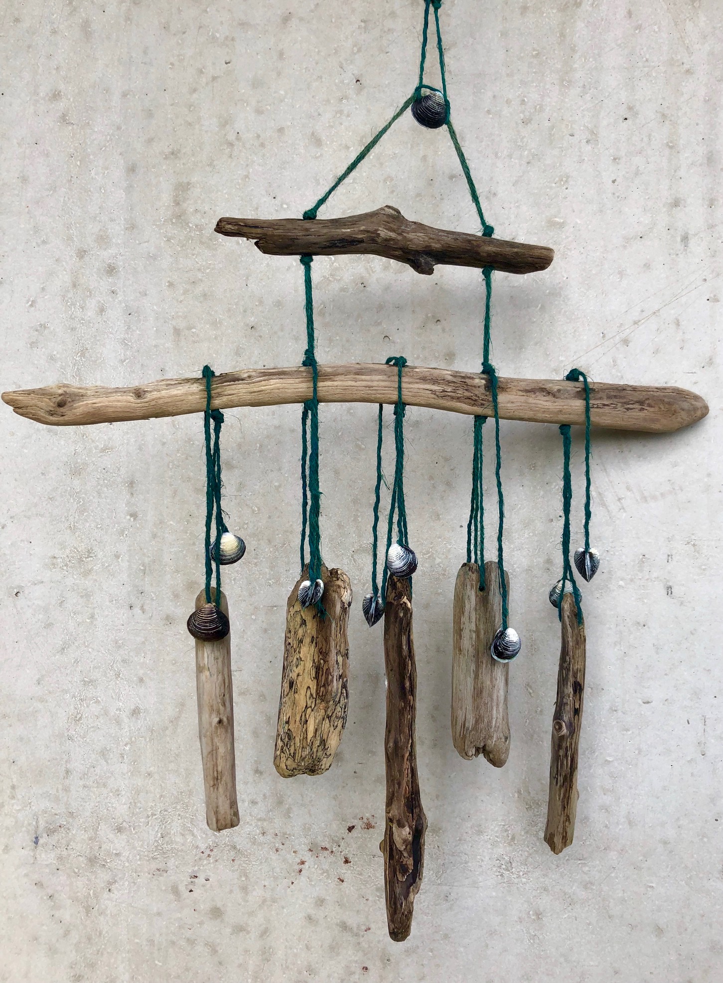 Material: Holz, Muscheln, eingefärbte Hanfschnur Grösse: 44 cm x 52 cm