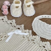 Baby-Set / gehäkelt/ Decke / Schuhe / Lätzchen