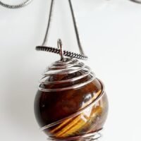 Spiralanhänger mit Edelsteinkugel Tigerauge Heilkristallkugel