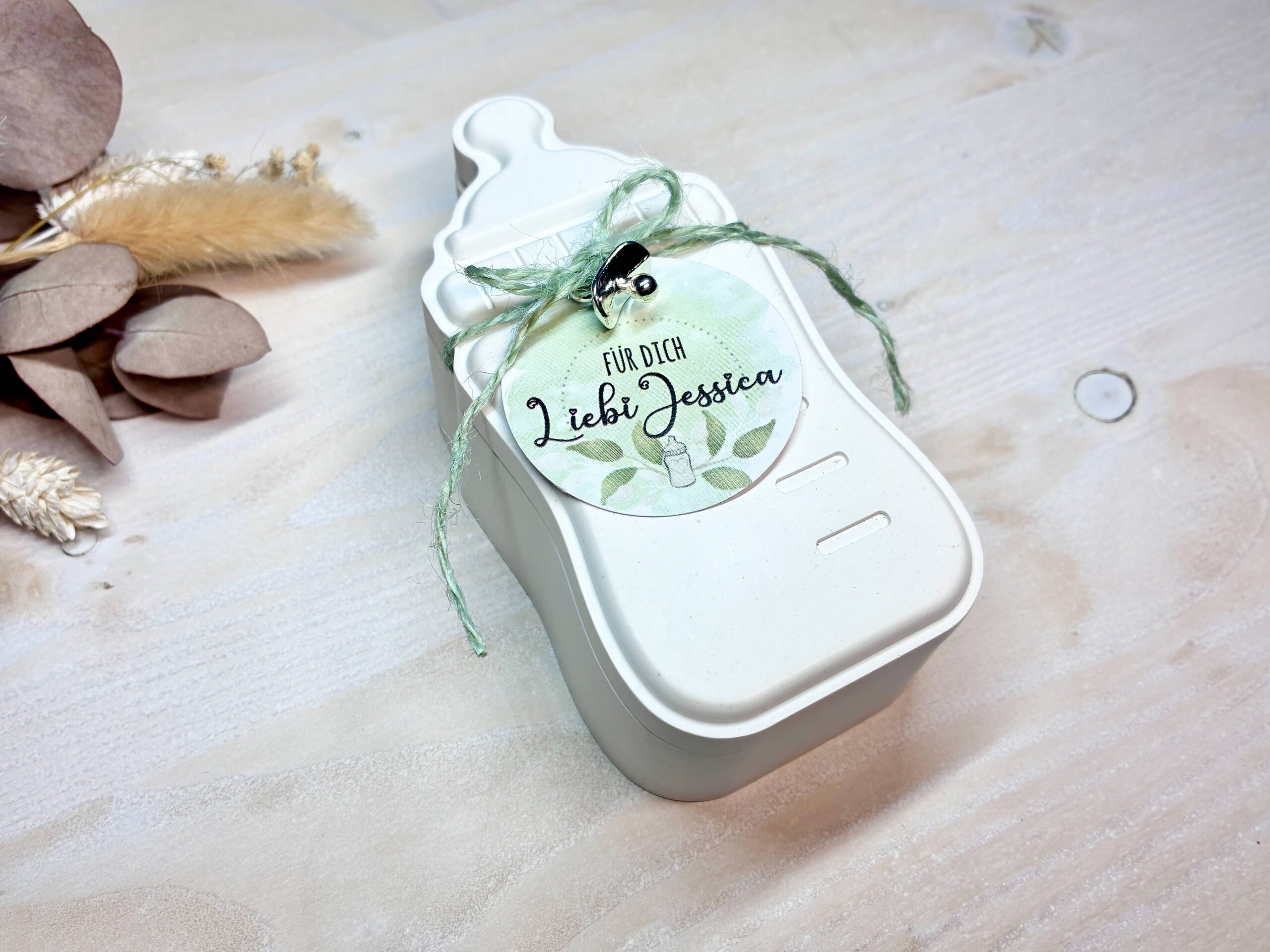 Mit grüner Baumwollschnur, Etikette und Nuggi-Charm MANNIGFALTIG